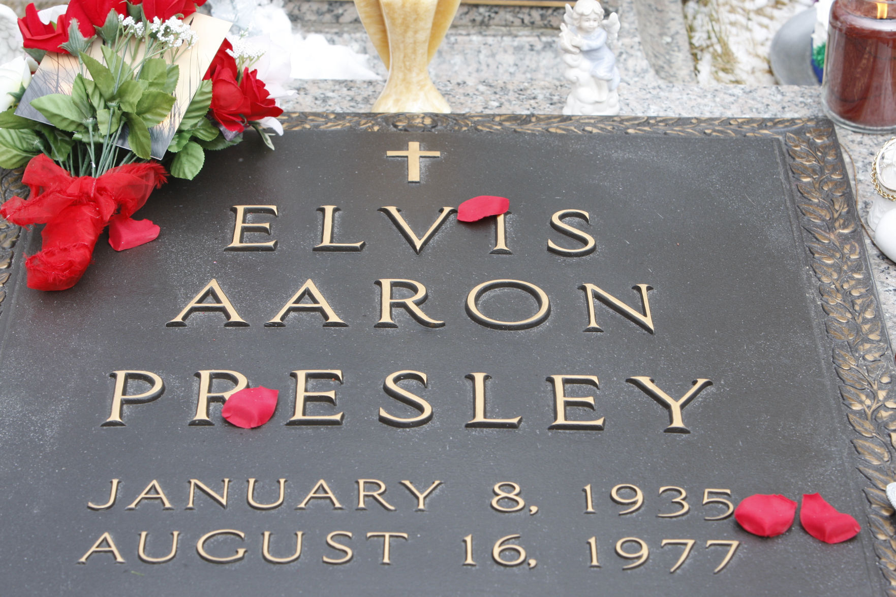 2010: Elvis At 75